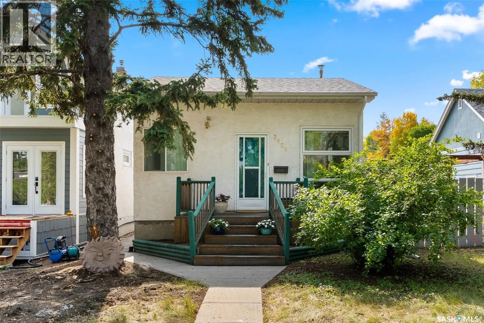 3929 Victoria AVENUE