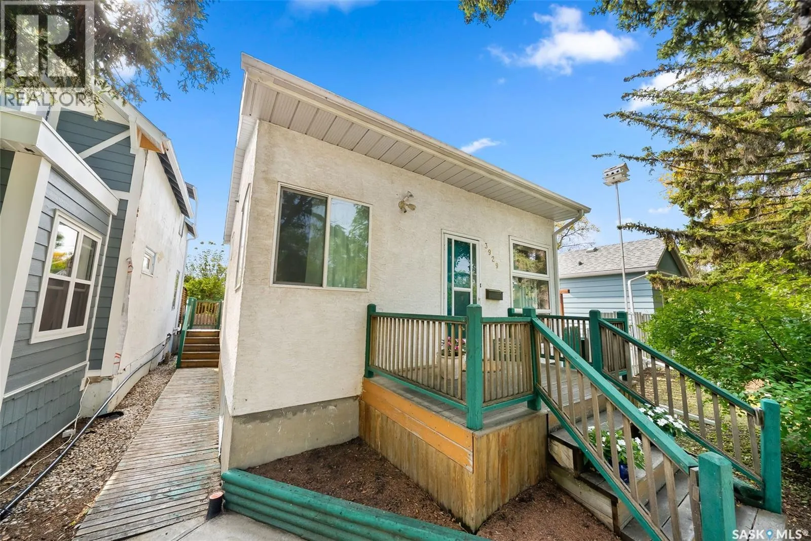 3929 Victoria AVENUE