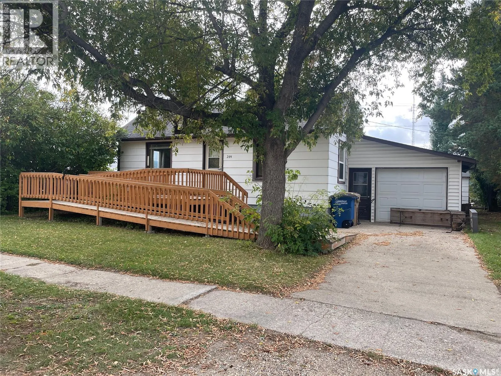 209 4th AVENUE W