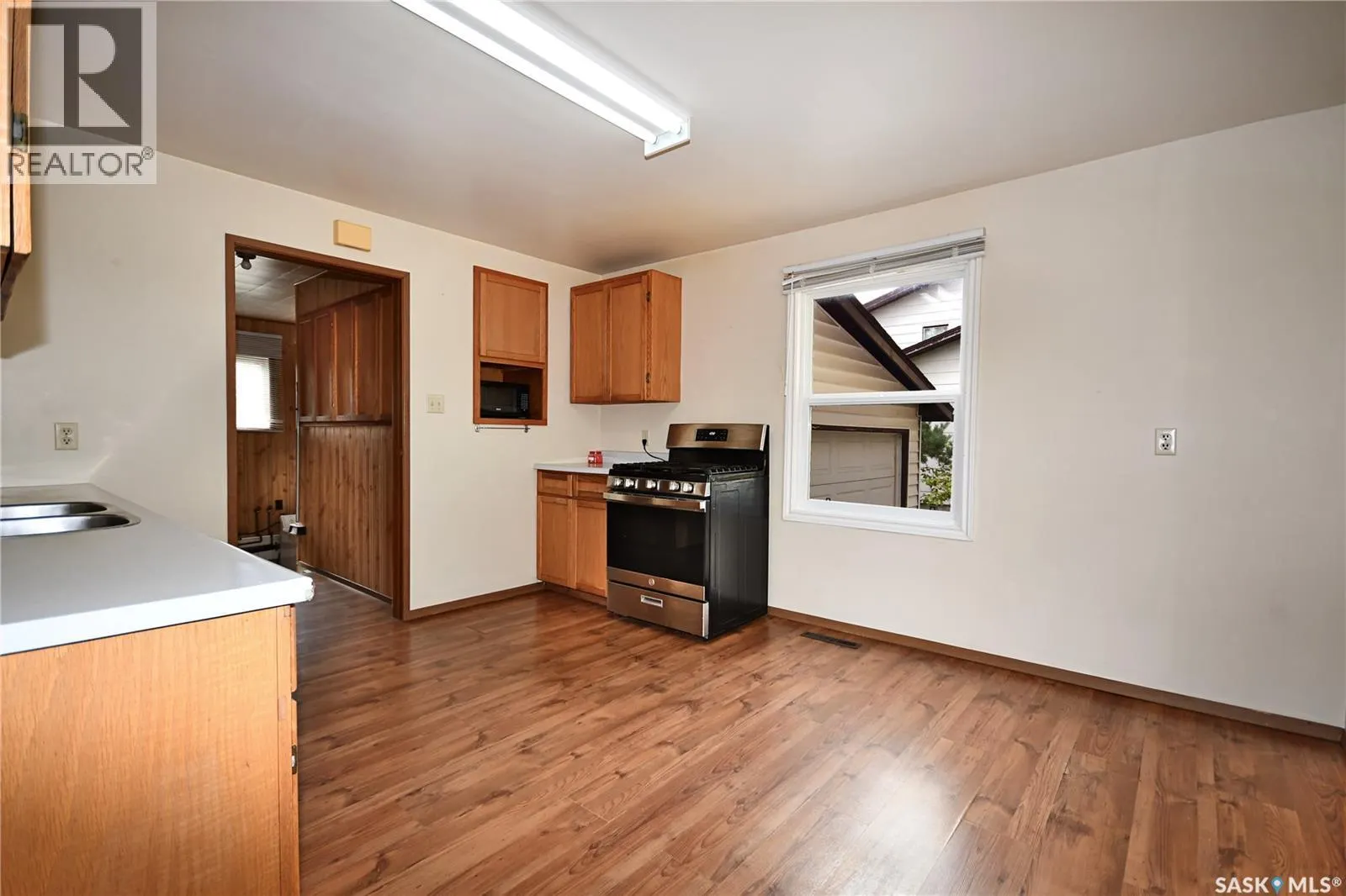 209 4th AVENUE W