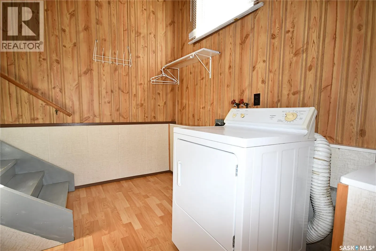 209 4th AVENUE W