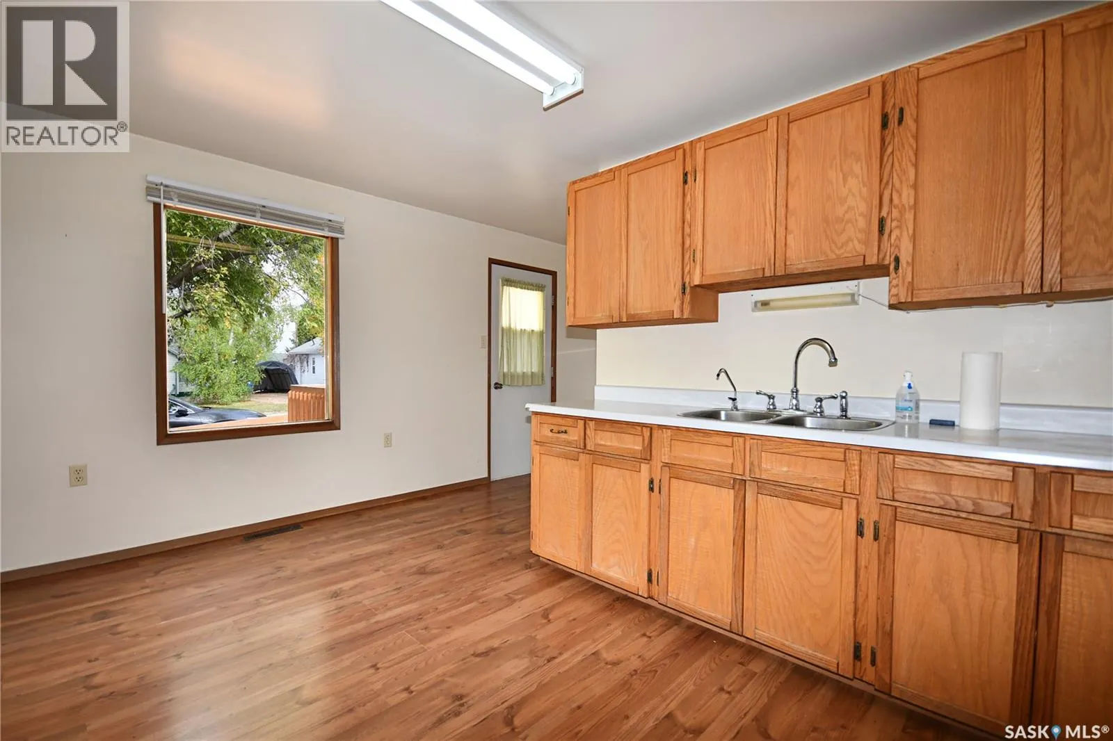 209 4th AVENUE W
