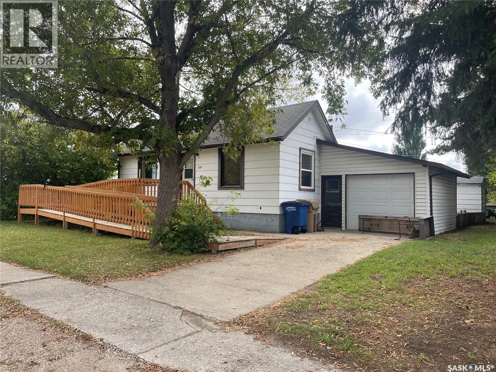 209 4th AVENUE W