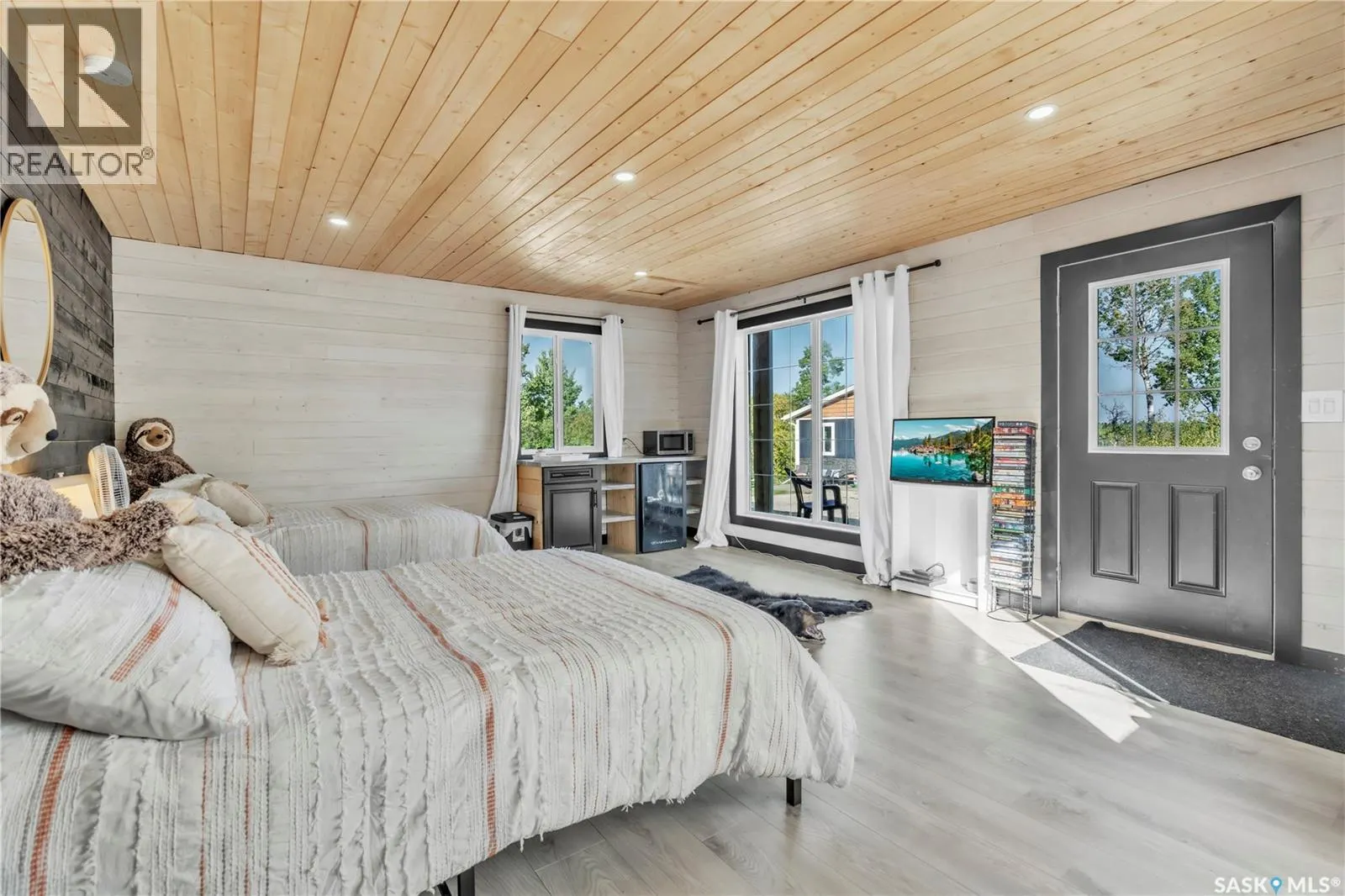 24 Lakeshore DRIVE