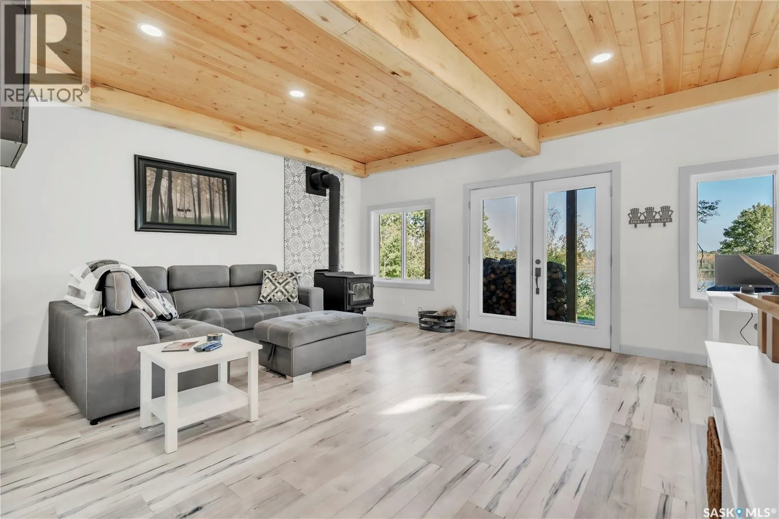 24 Lakeshore DRIVE