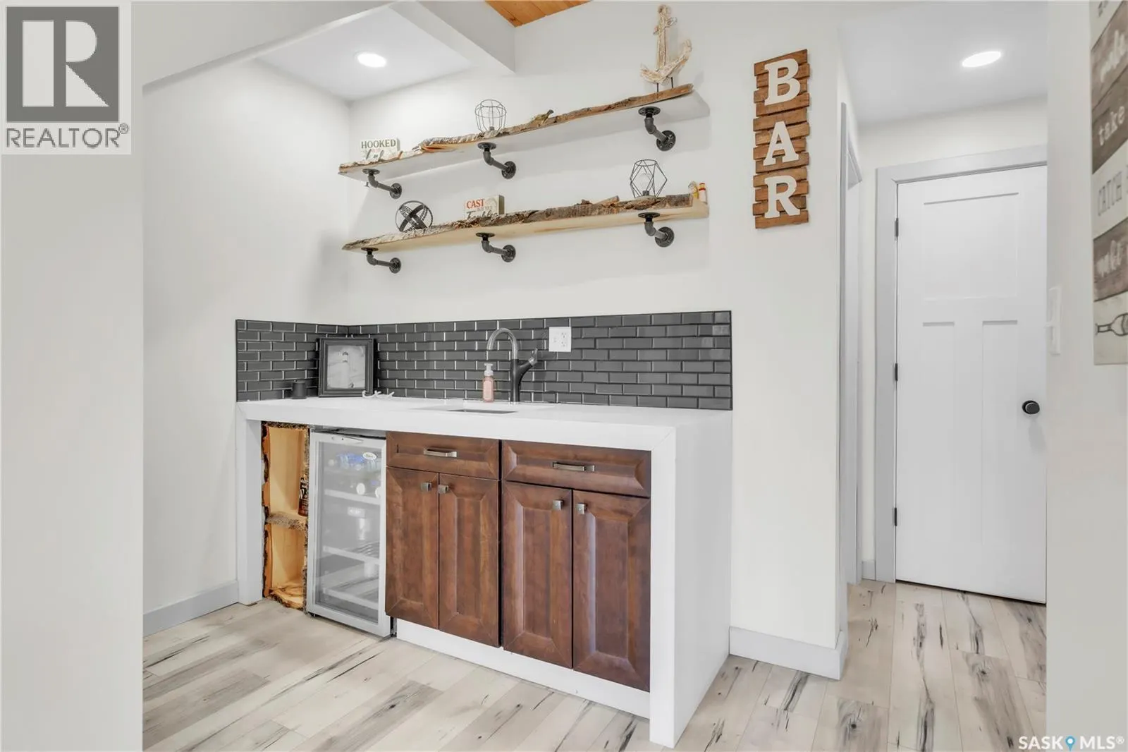24 Lakeshore DRIVE