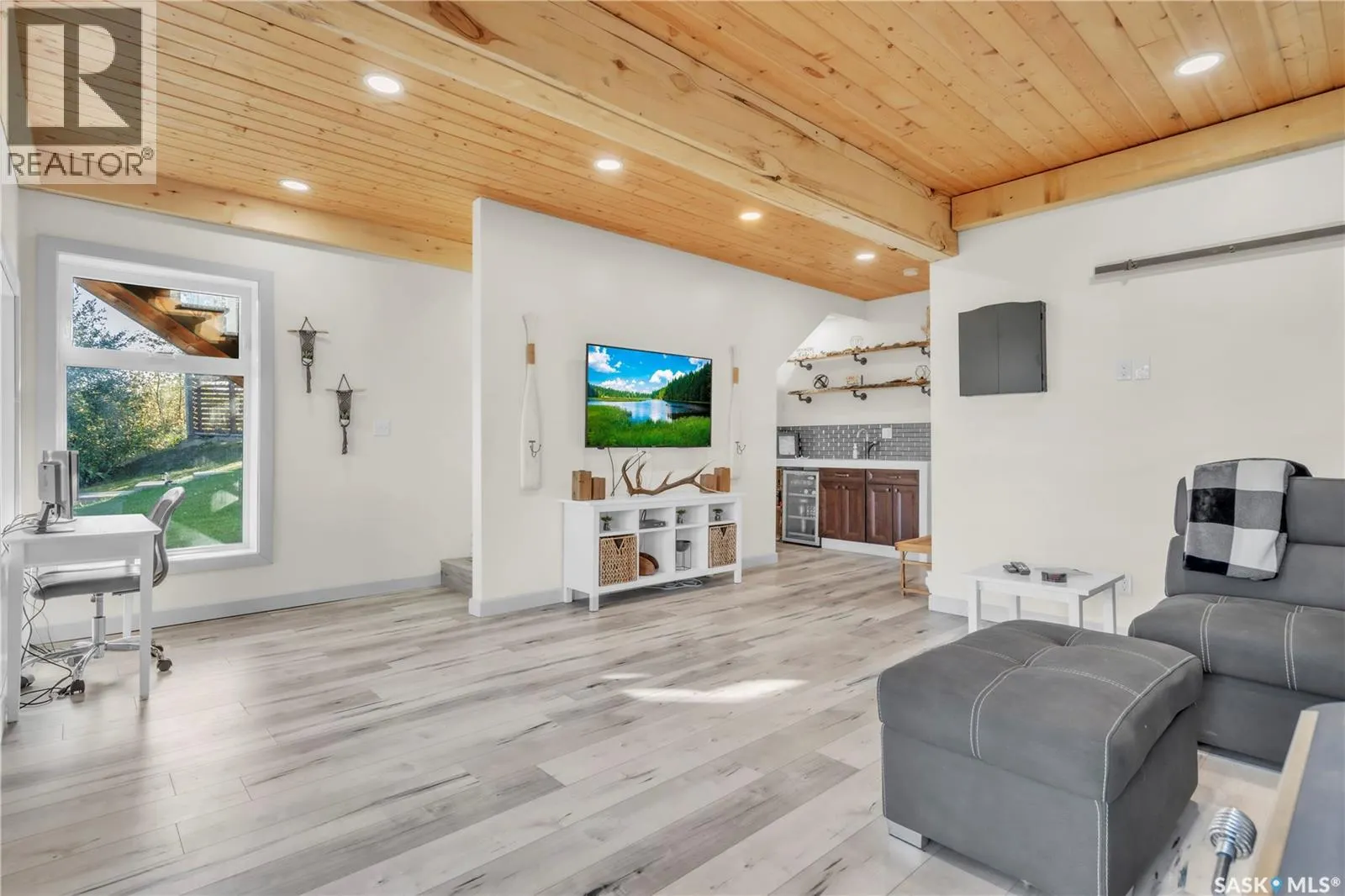24 Lakeshore DRIVE