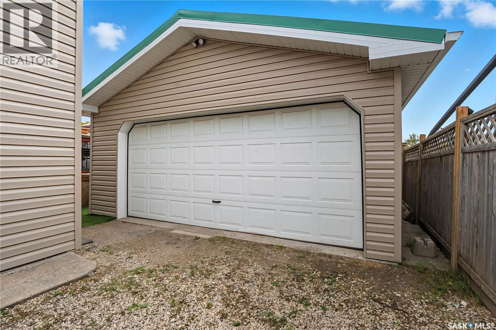 66 Lloyd CRESCENT