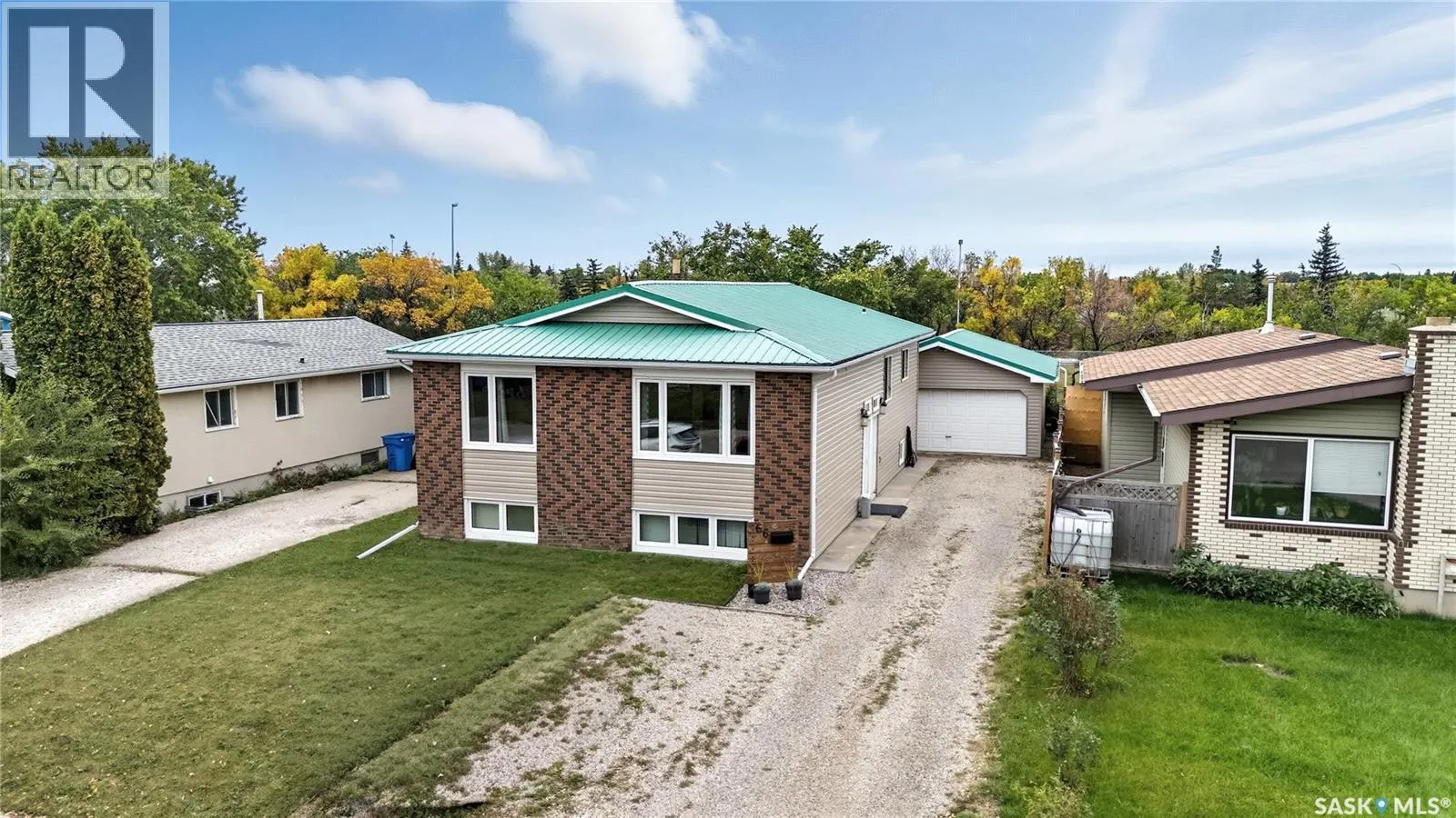 66 Lloyd CRESCENT