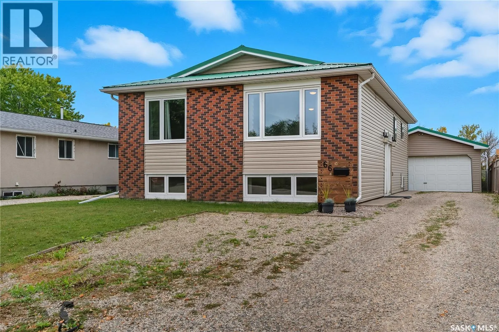 66 Lloyd CRESCENT