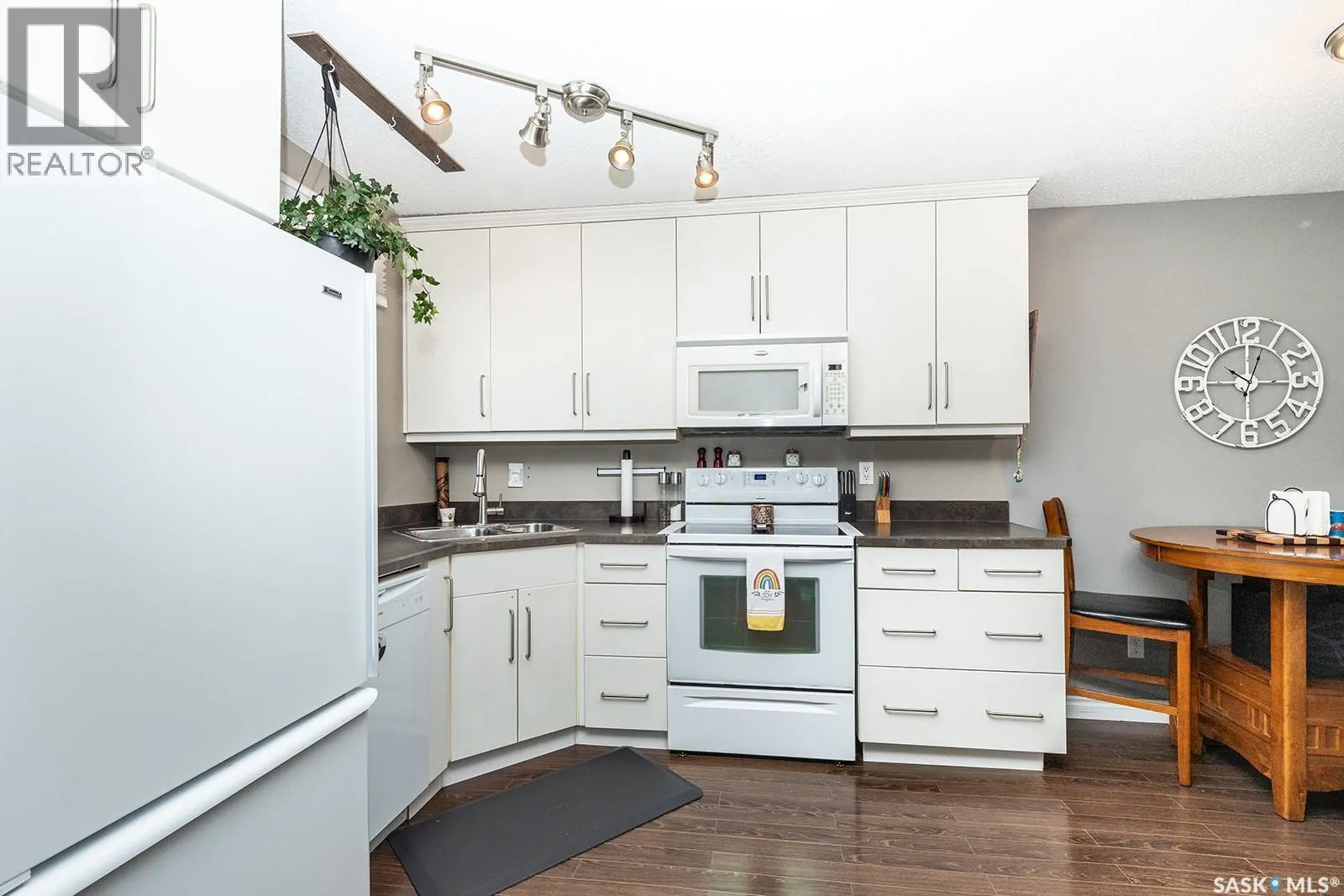 225 Cartier CRESCENT