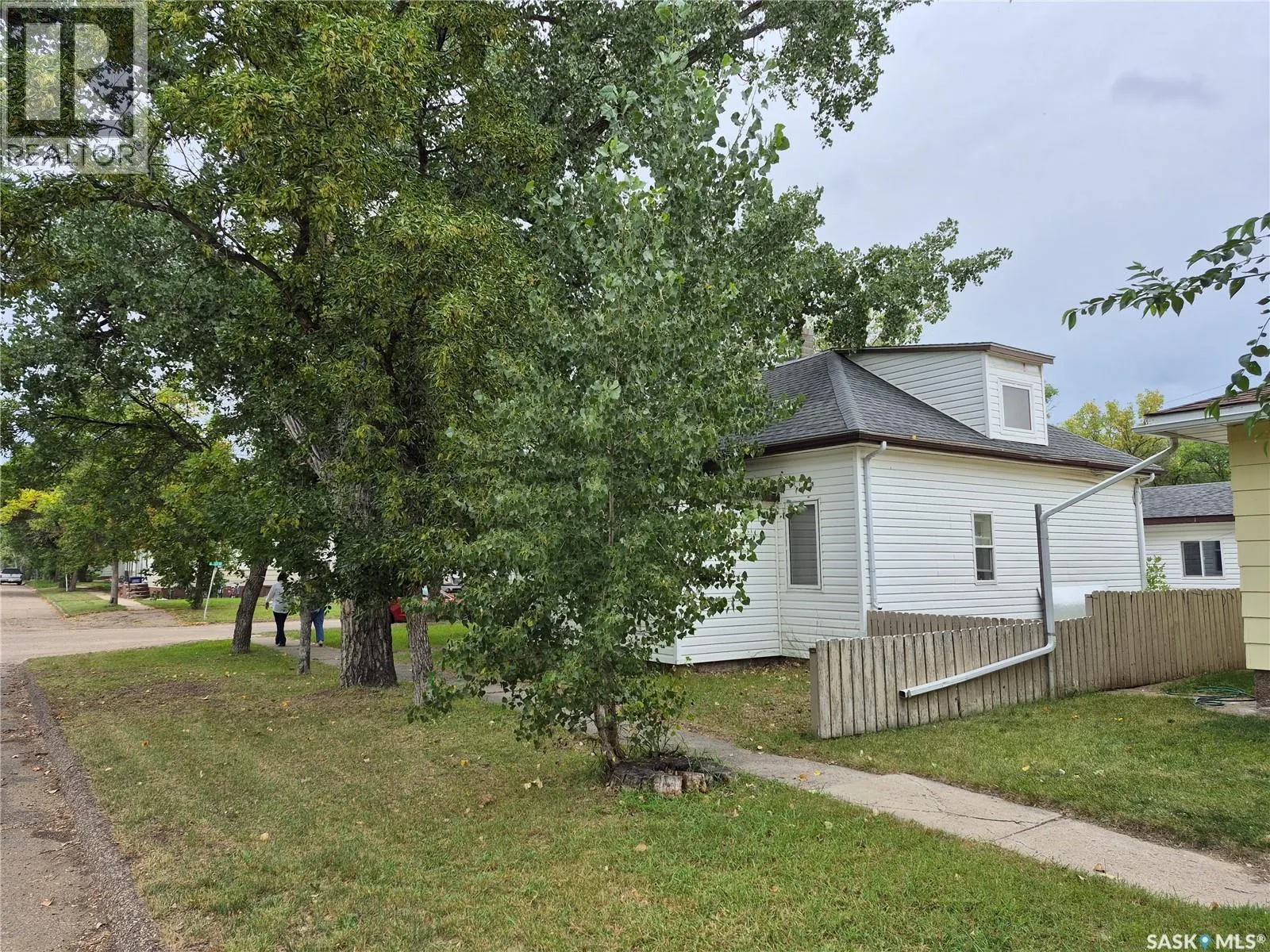 137 2nd STREET W