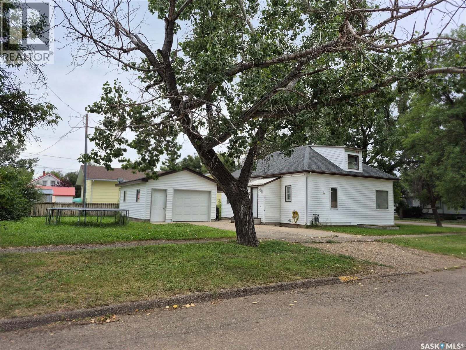 137 2nd STREET W
