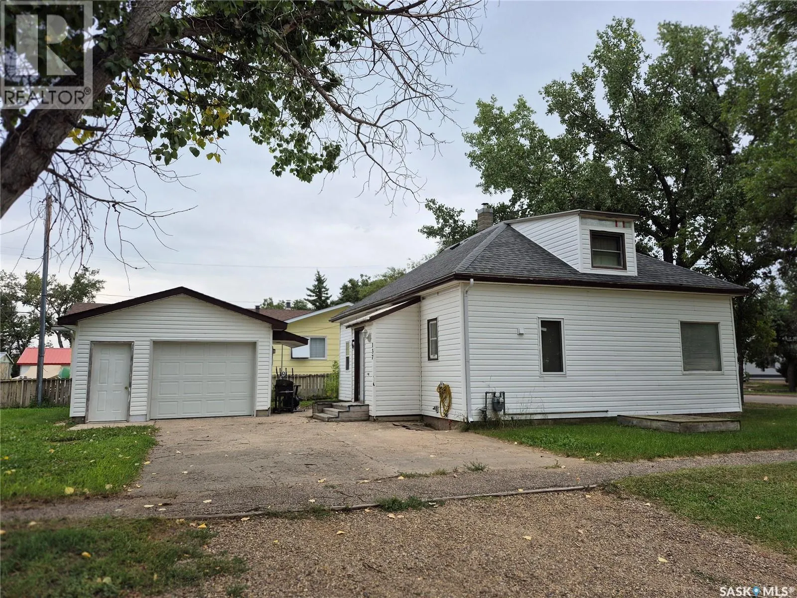 137 2nd STREET W