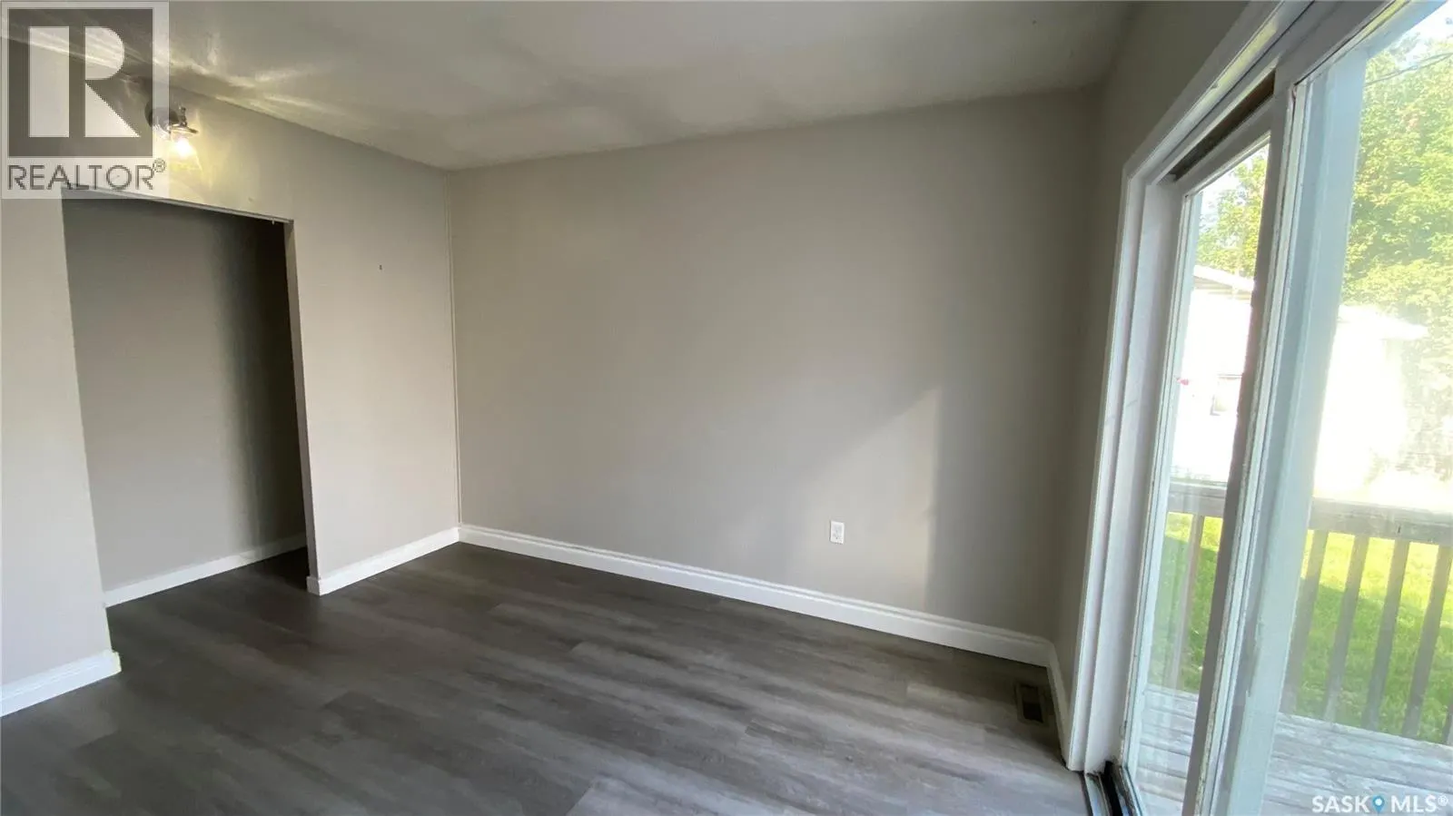 866 4th STREET E