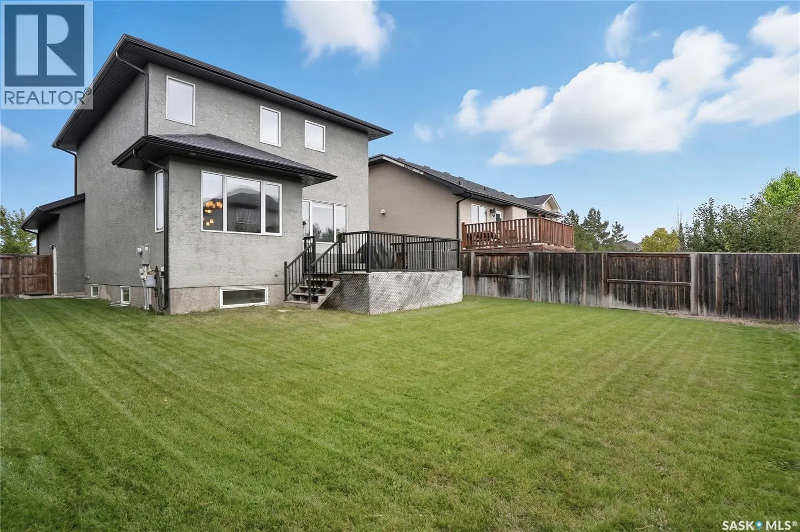 402 Laycock CRESCENT