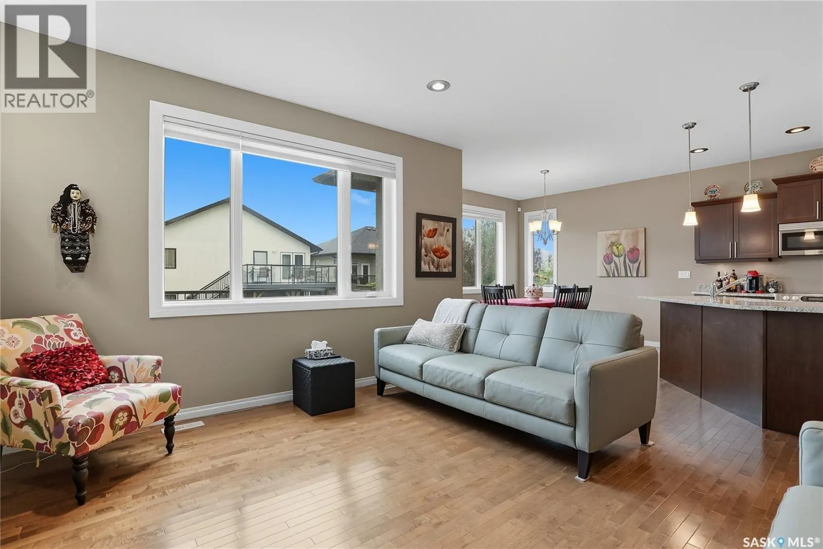402 Laycock CRESCENT