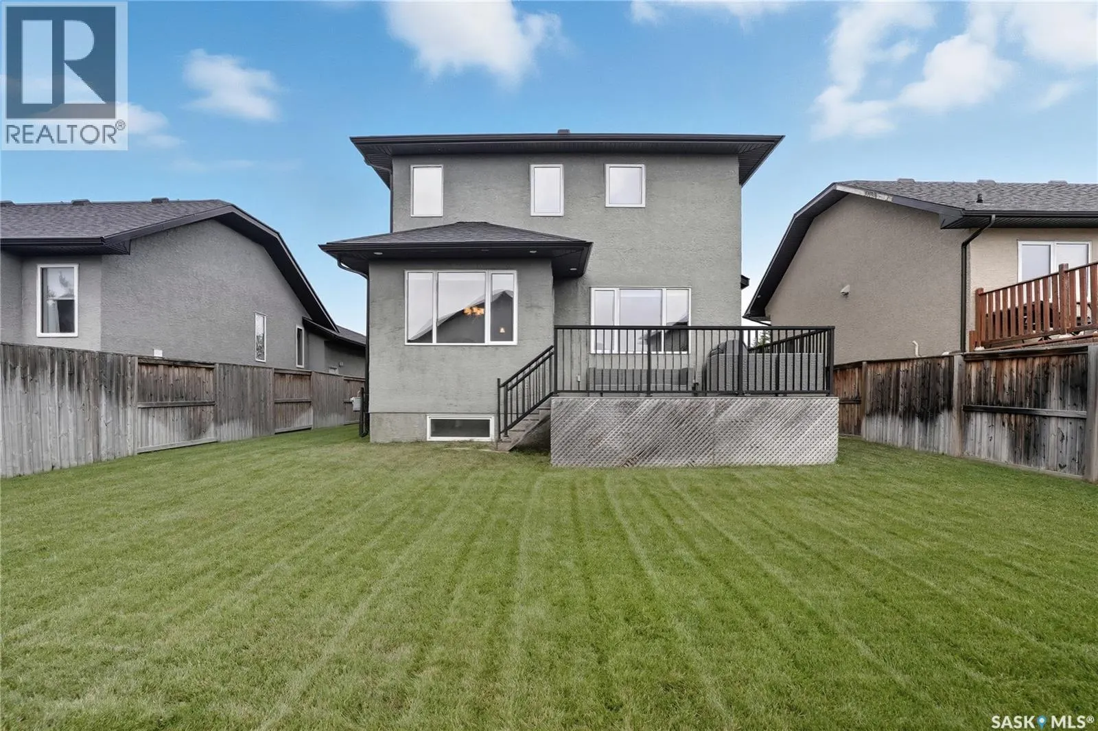 402 Laycock CRESCENT