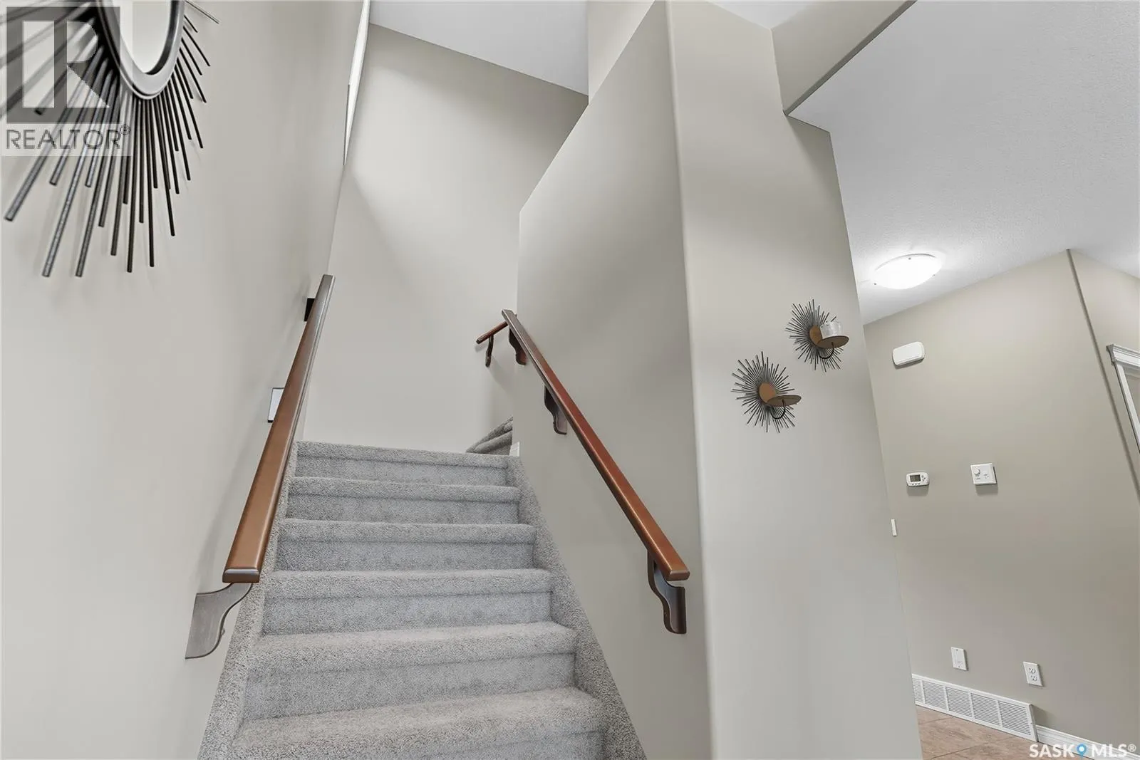 402 Laycock CRESCENT