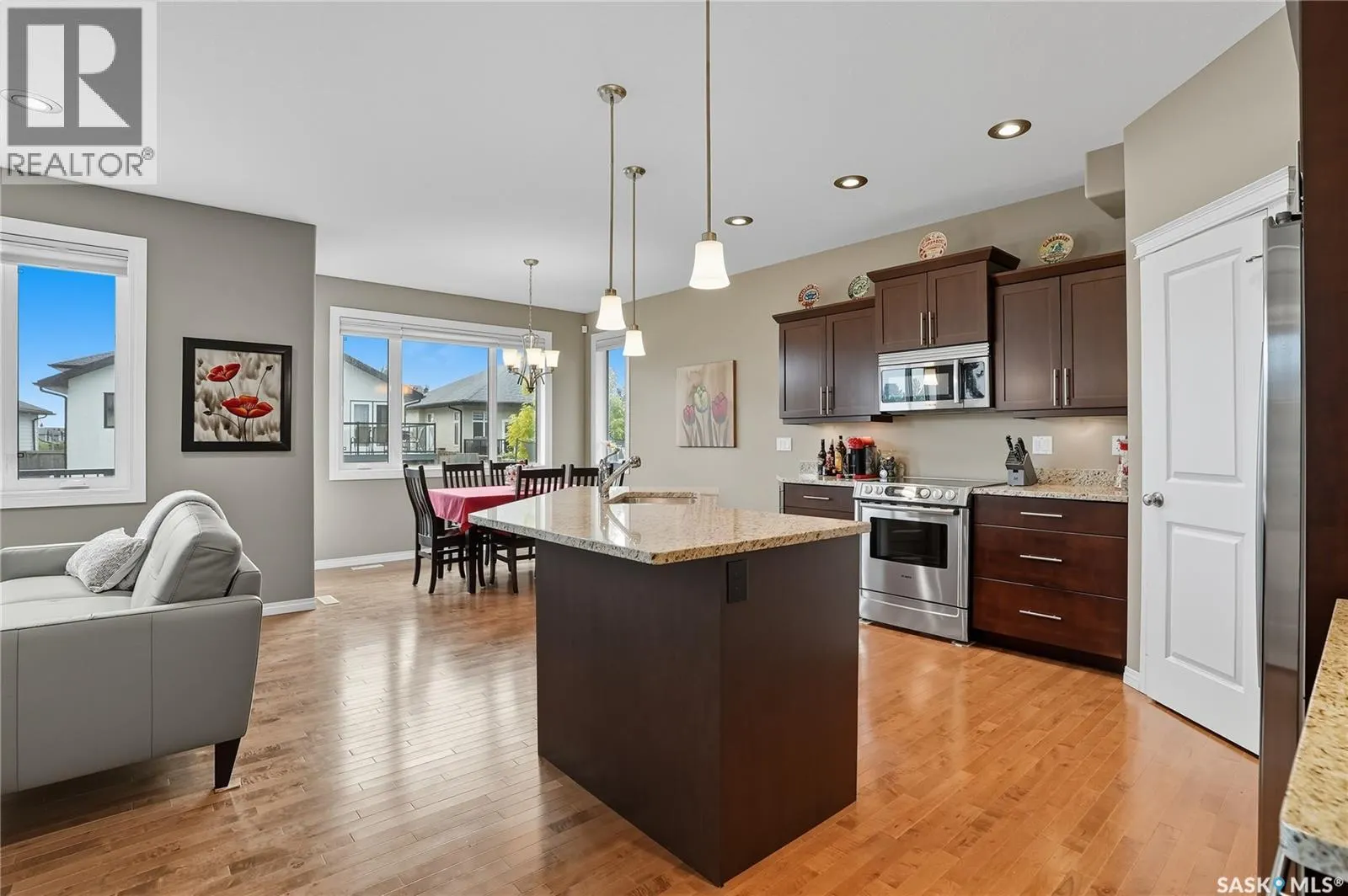 402 Laycock CRESCENT