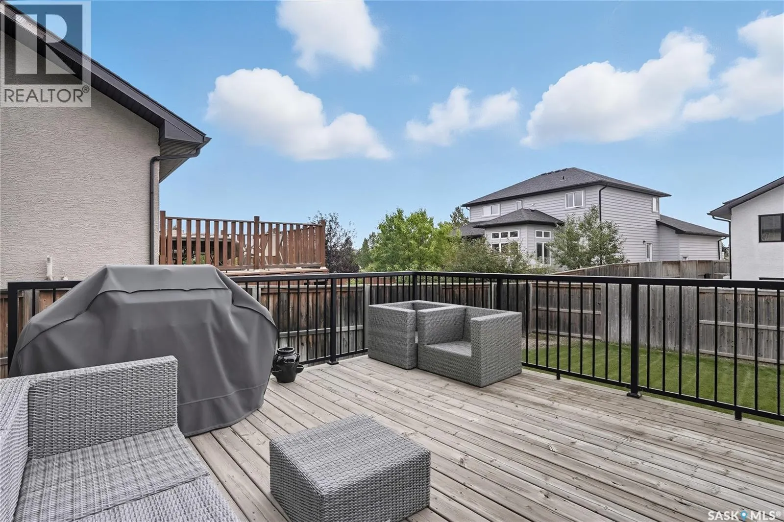 402 Laycock CRESCENT