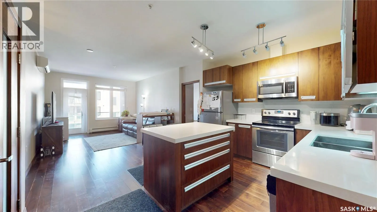 307 2165 Heseltine ROAD