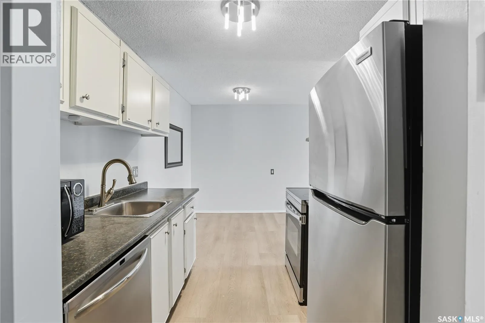316 3302 33rd STREET W