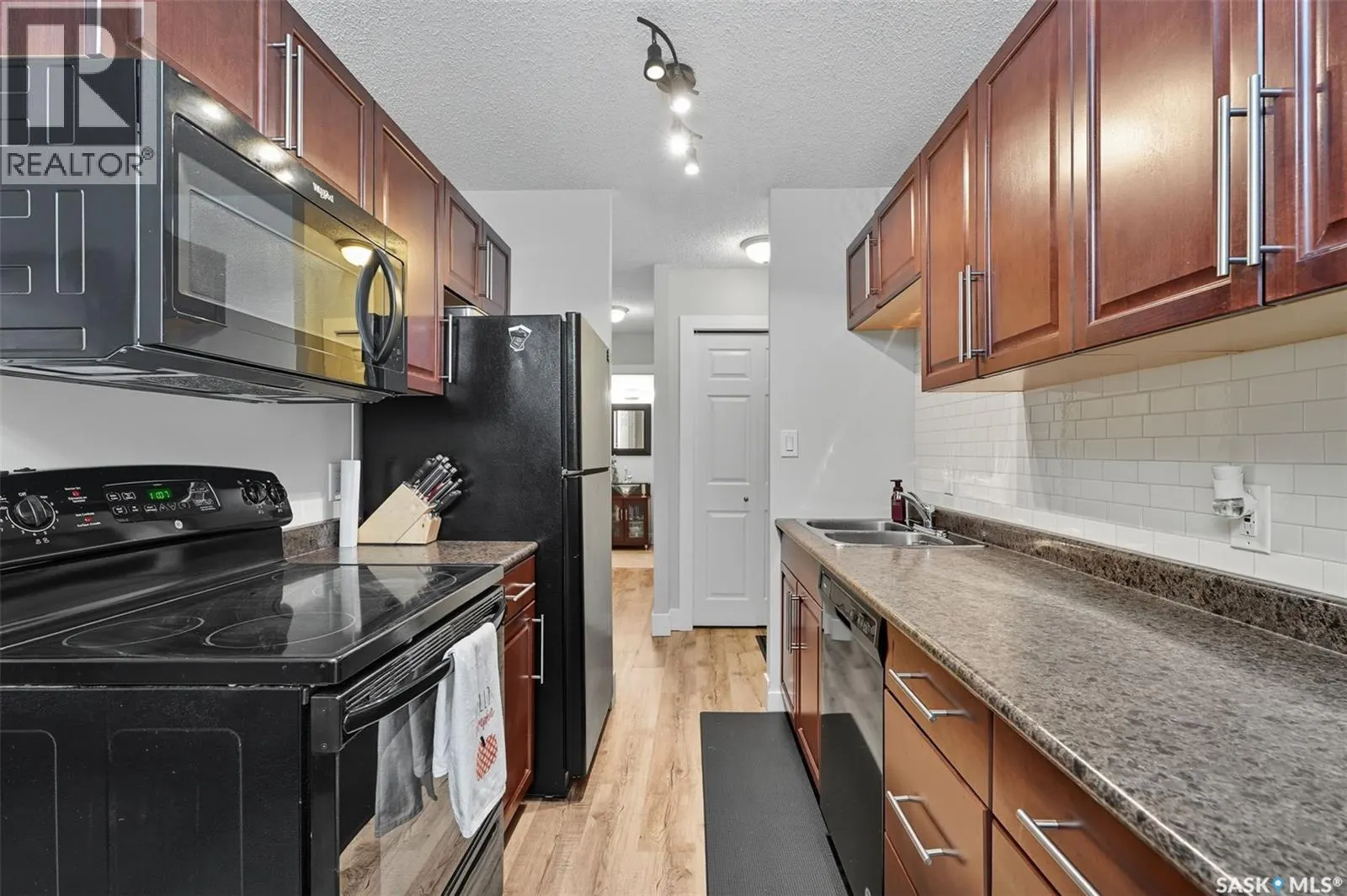 3 274 Pinehouse DRIVE