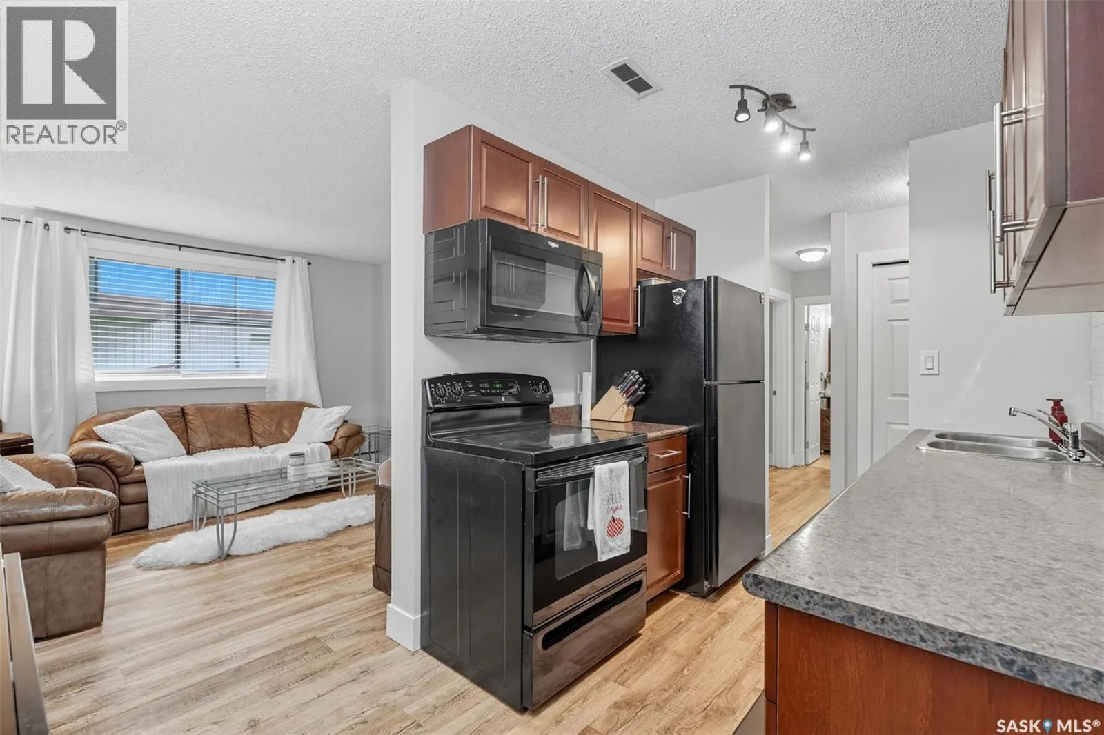 3 274 Pinehouse DRIVE