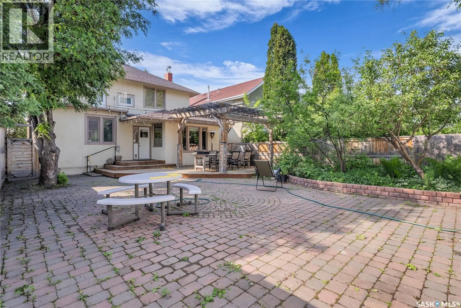 626 Saskatchewan CRESCENT E