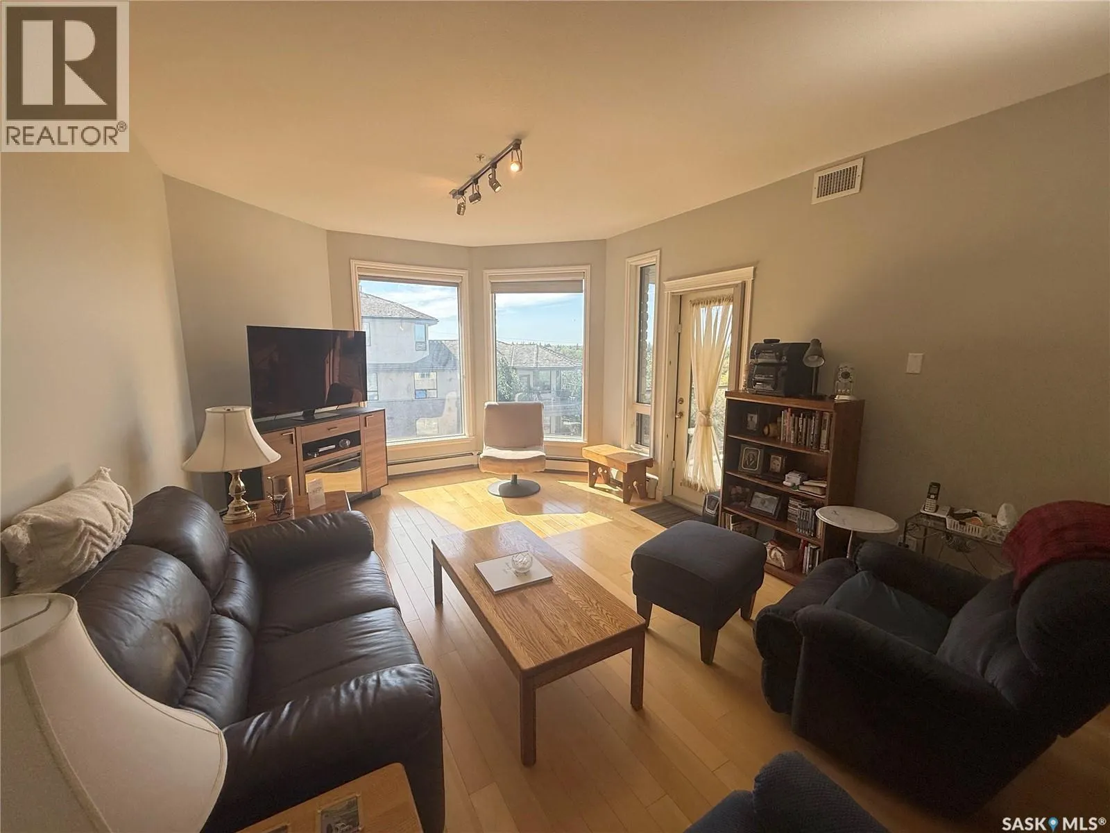 307 615 Saskatchewan CRESCENT W