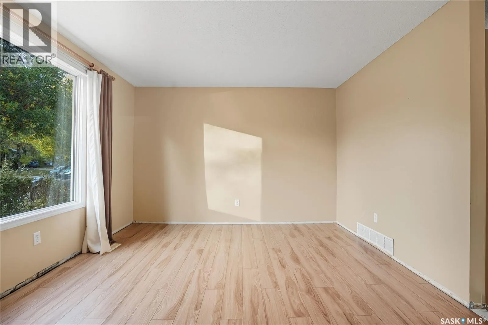 254 Magee CRESCENT