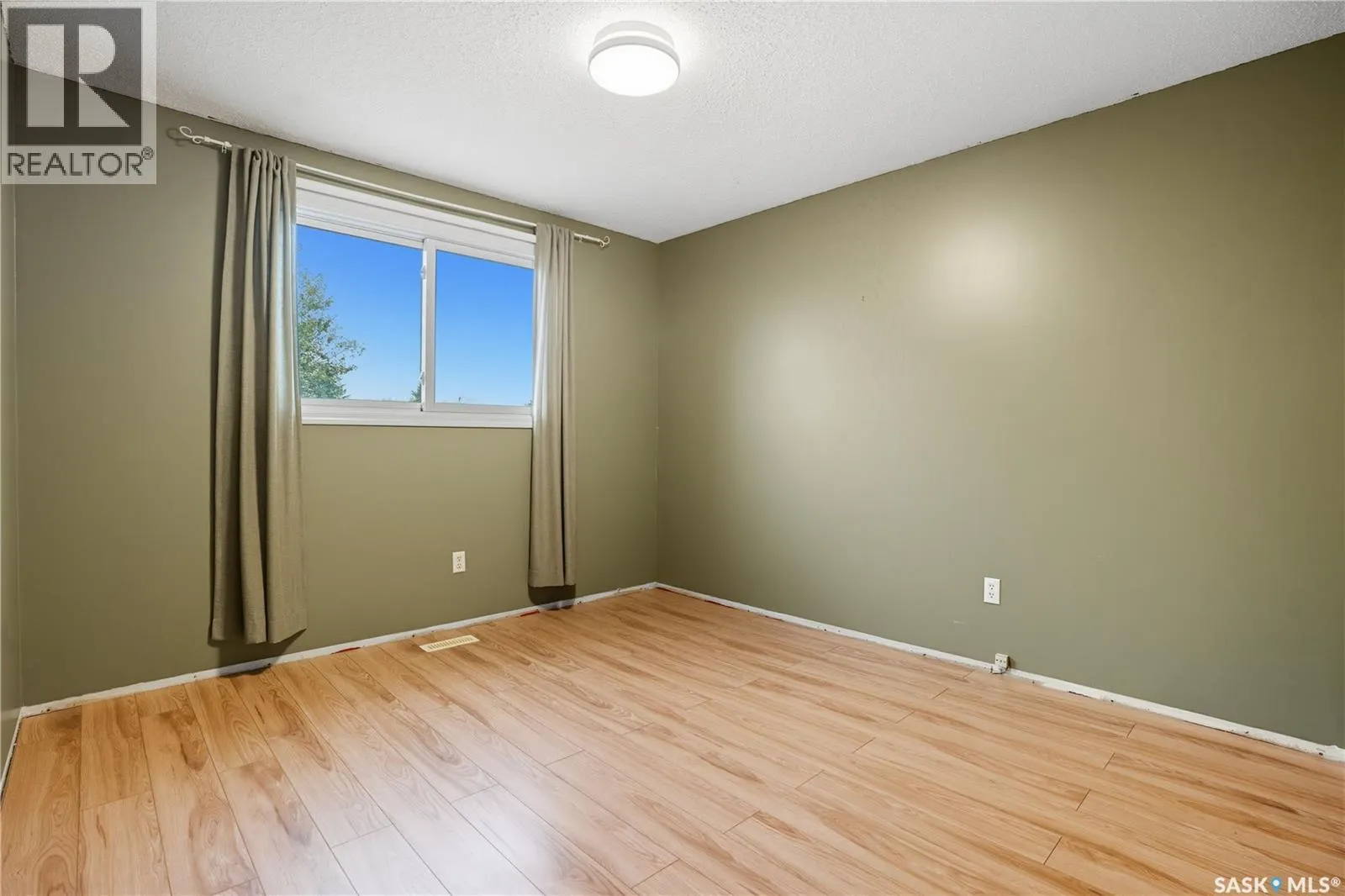 254 Magee CRESCENT