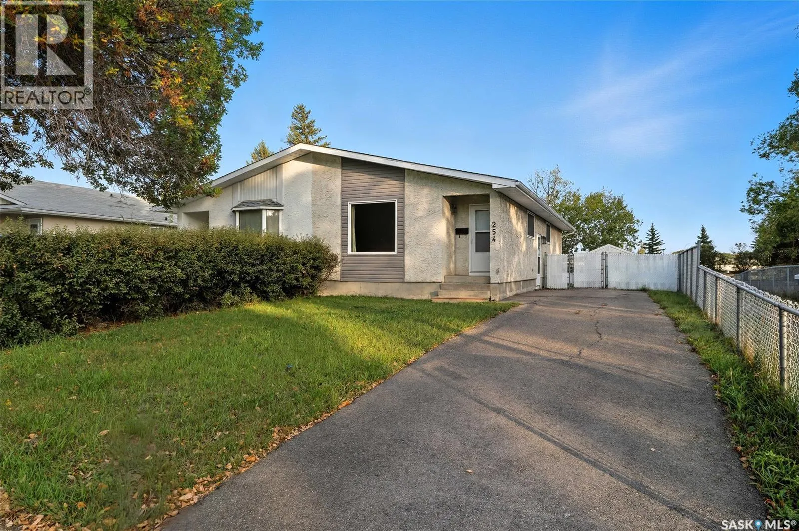 254 Magee CRESCENT