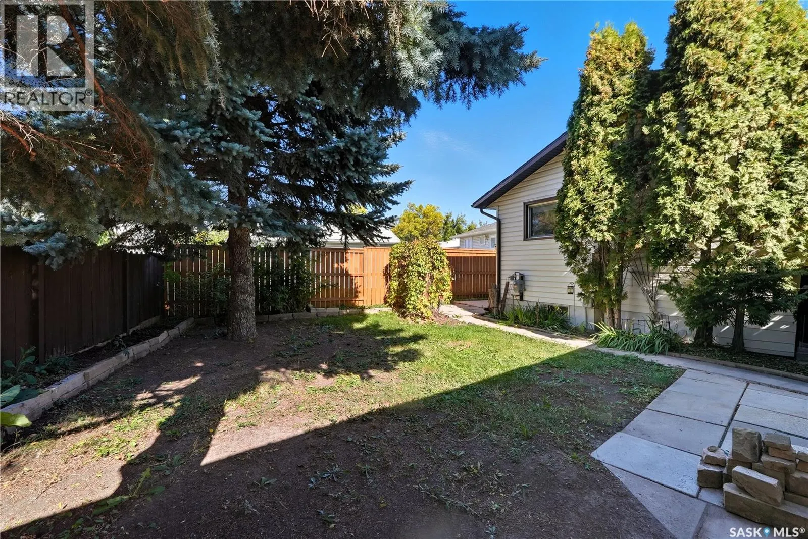 405 Lloyd CRESCENT