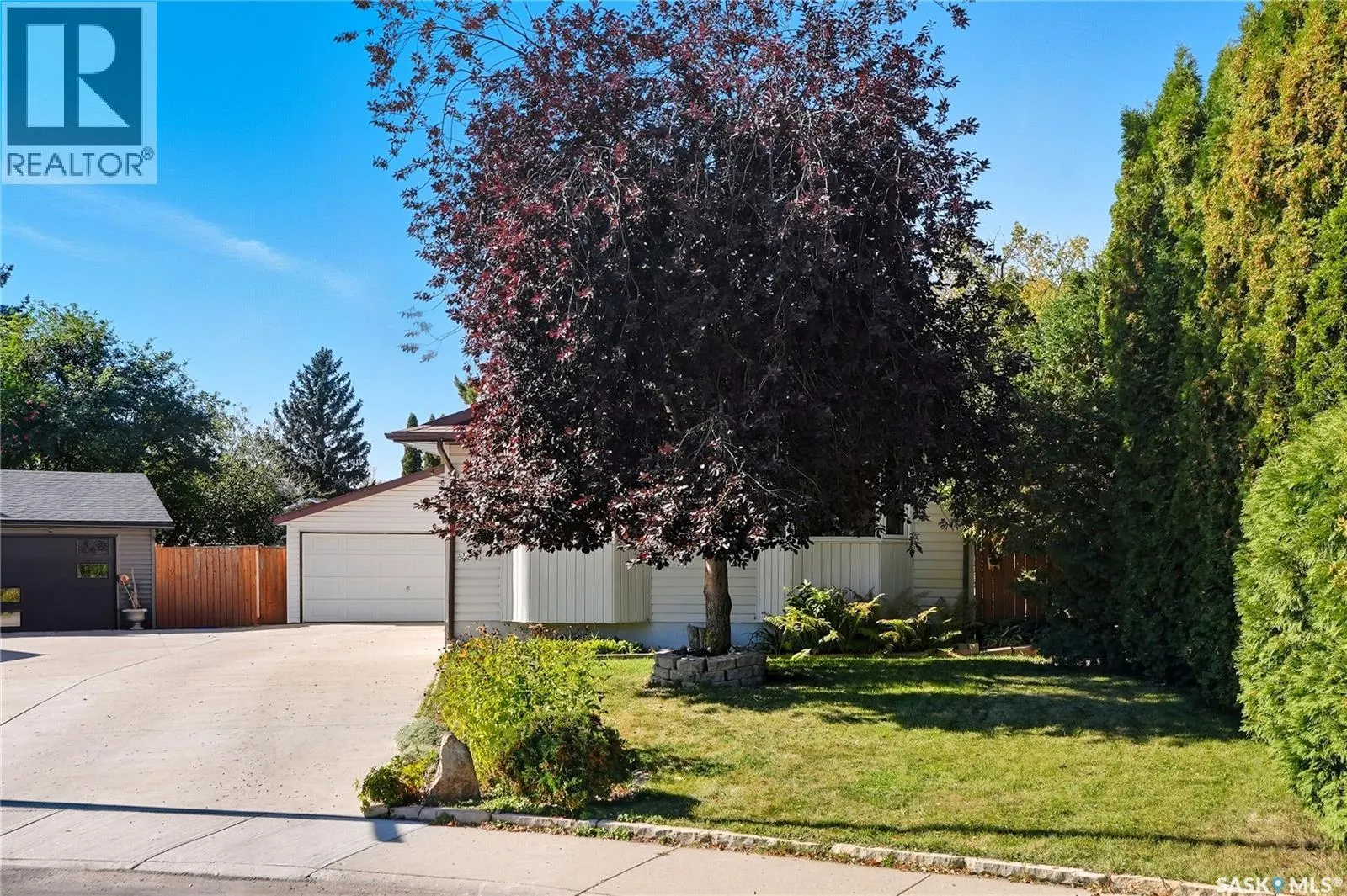 405 Lloyd CRESCENT