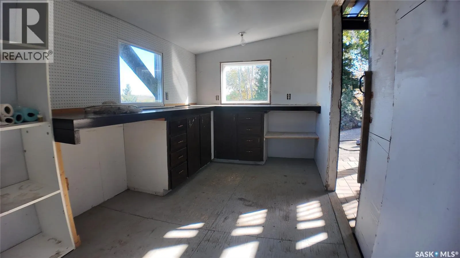 6 1st AVENUE E