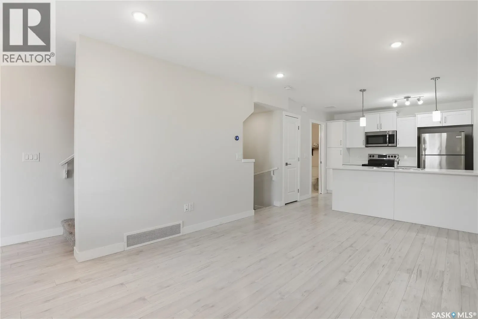 210 315 Dickson CRESCENT