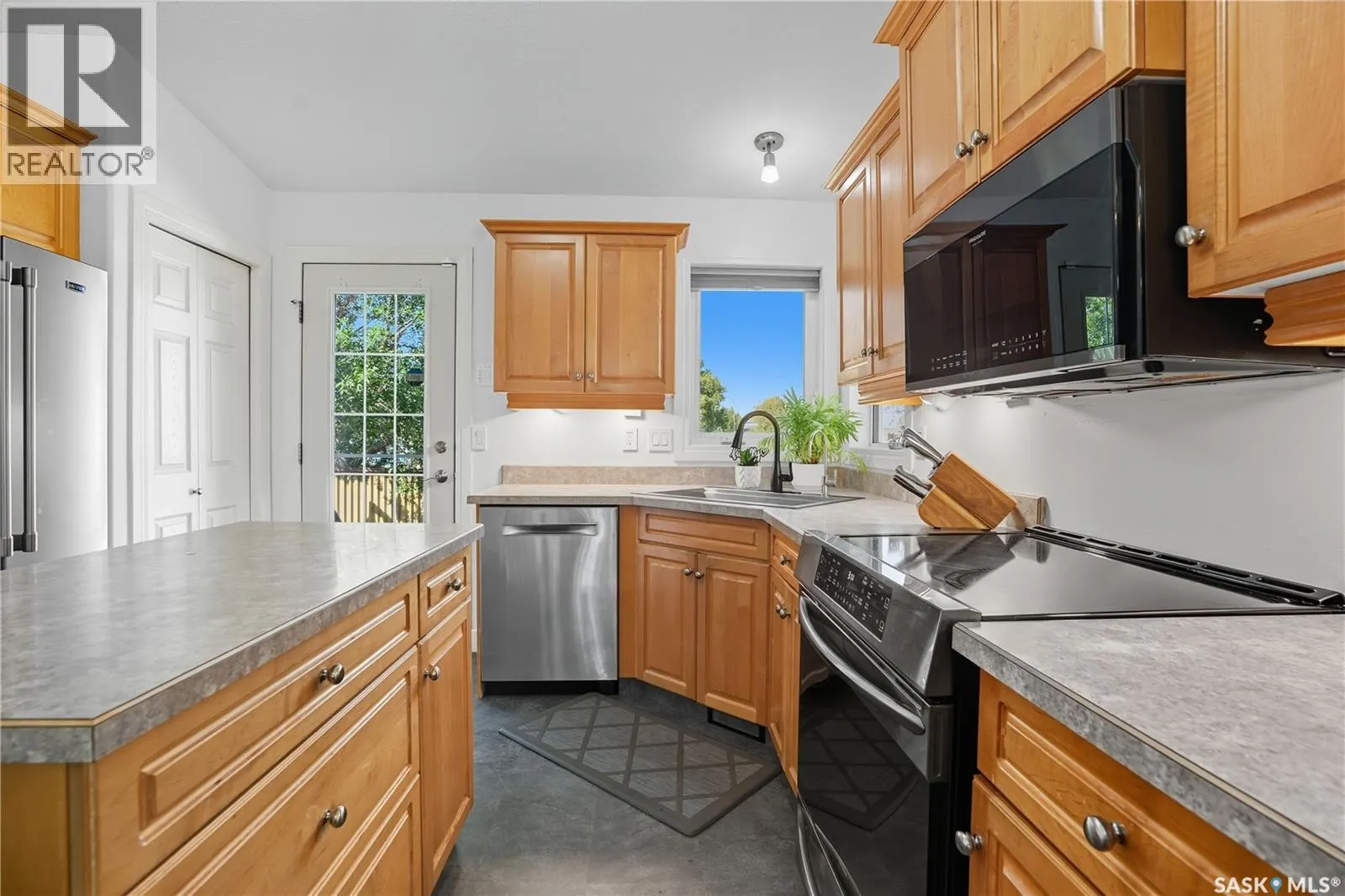 1114 Degelman DRIVE