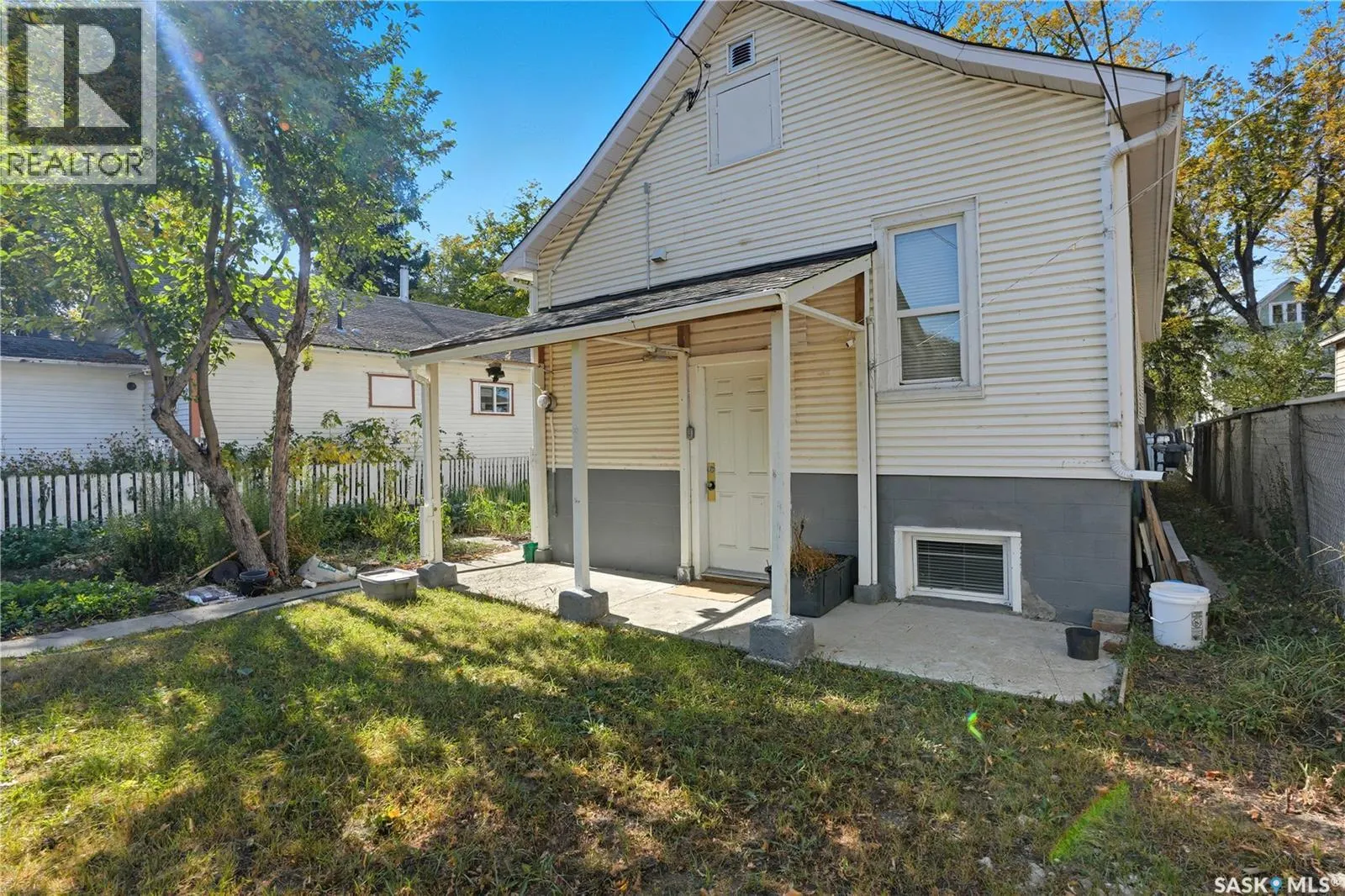 114 E AVENUE S