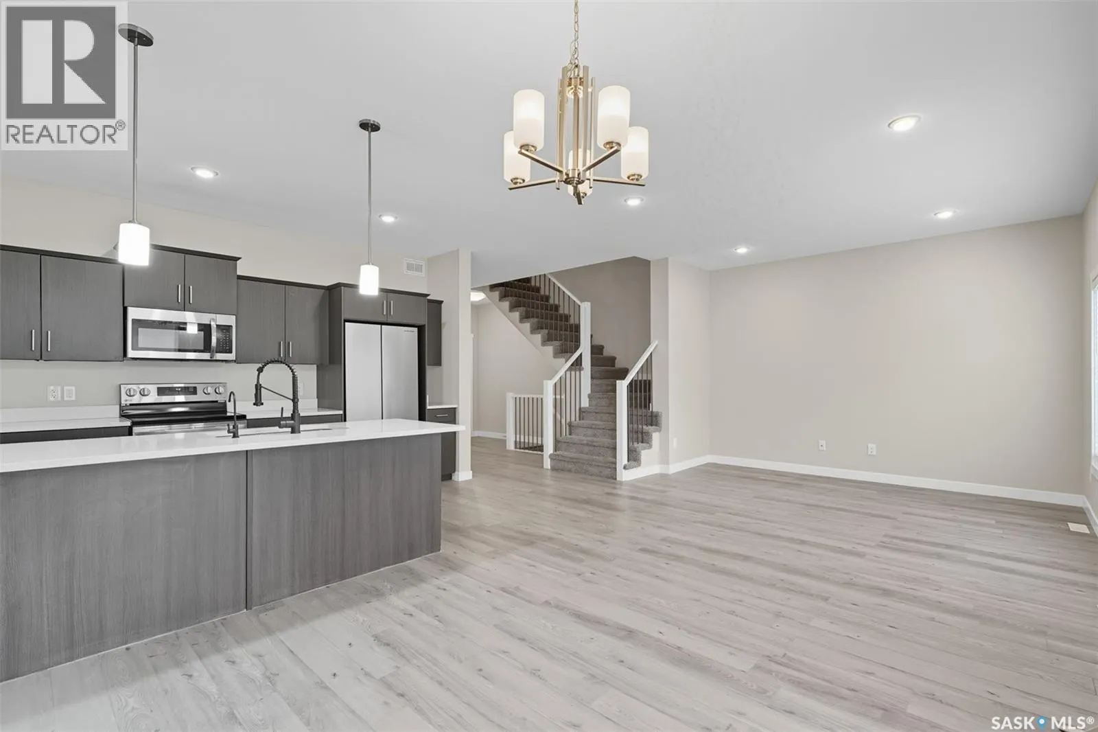 127 315 Dickson CRESCENT