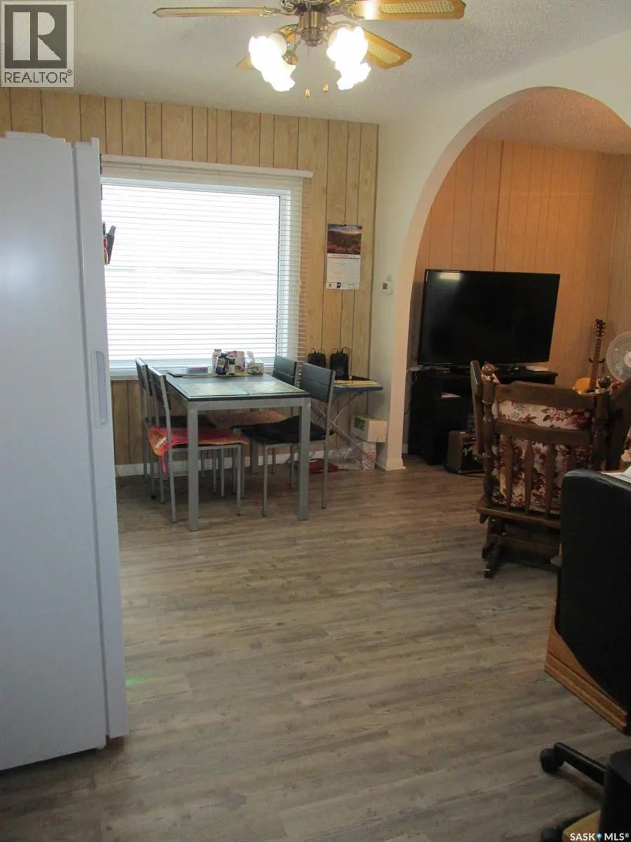 214 2nd STREET E