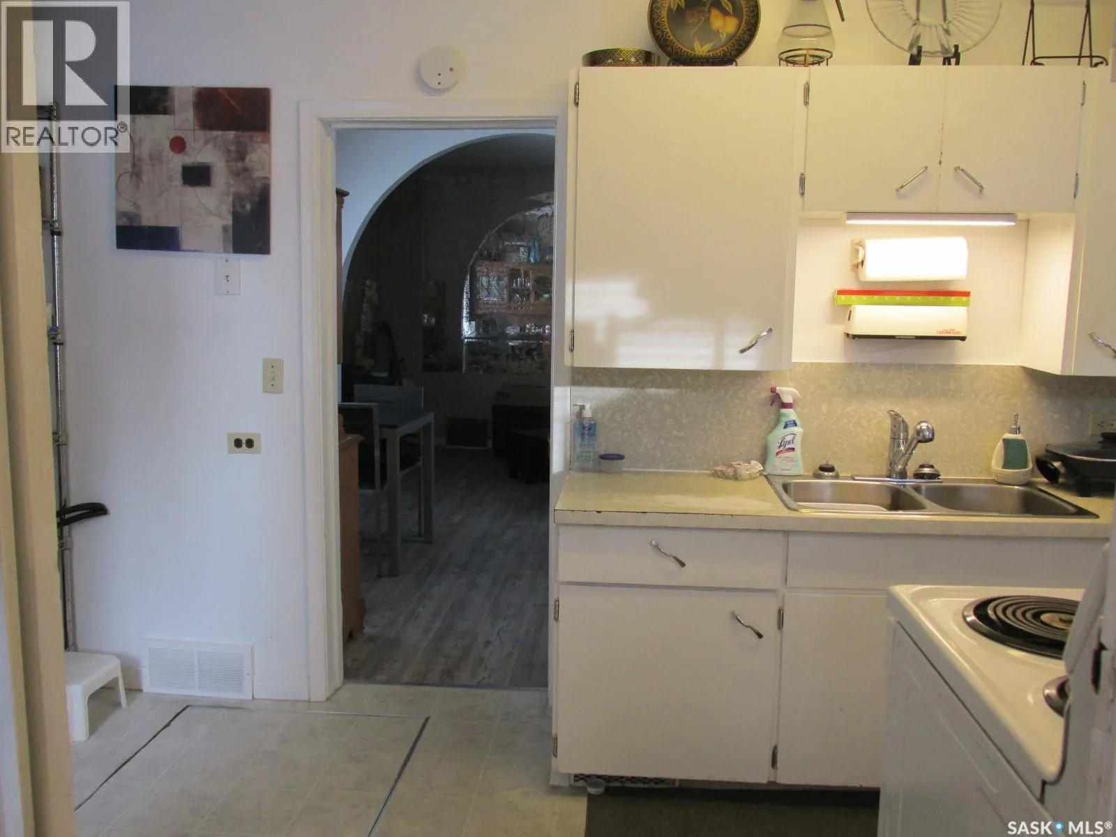 214 2nd STREET E