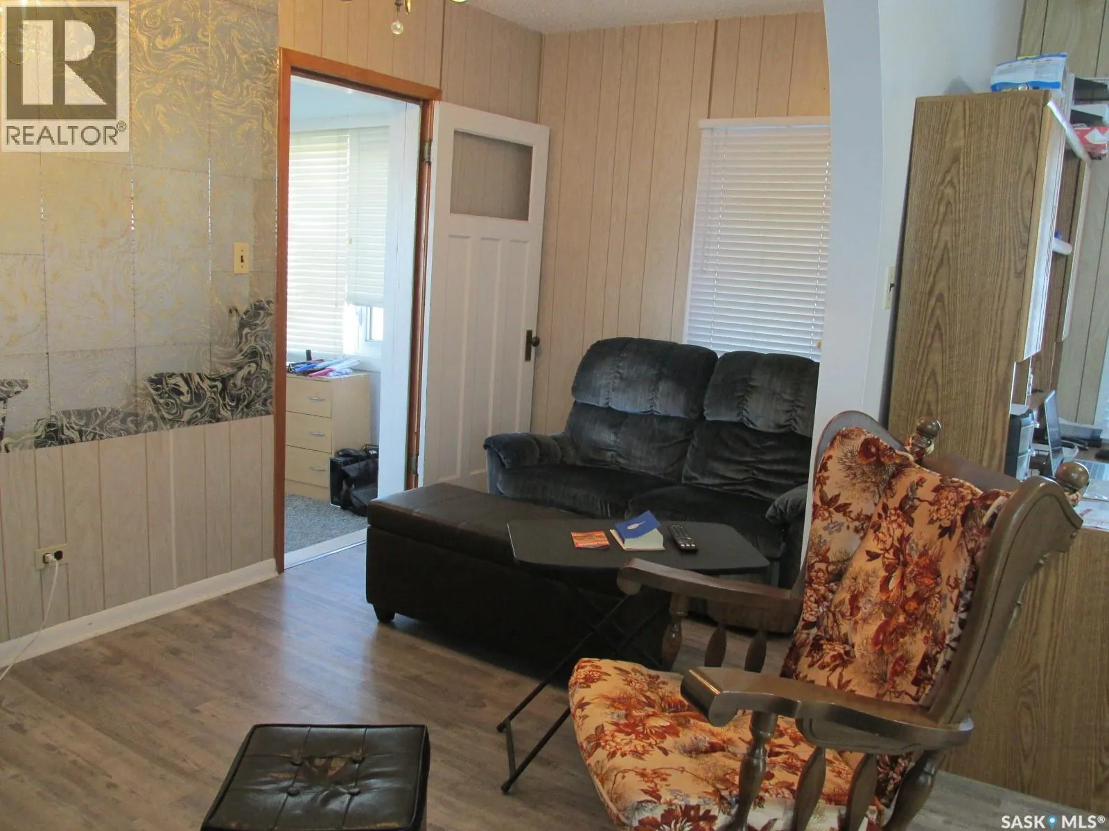 214 2nd STREET E