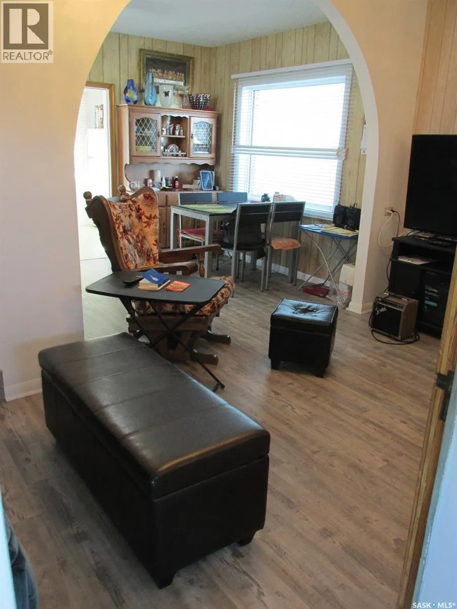 214 2nd STREET E