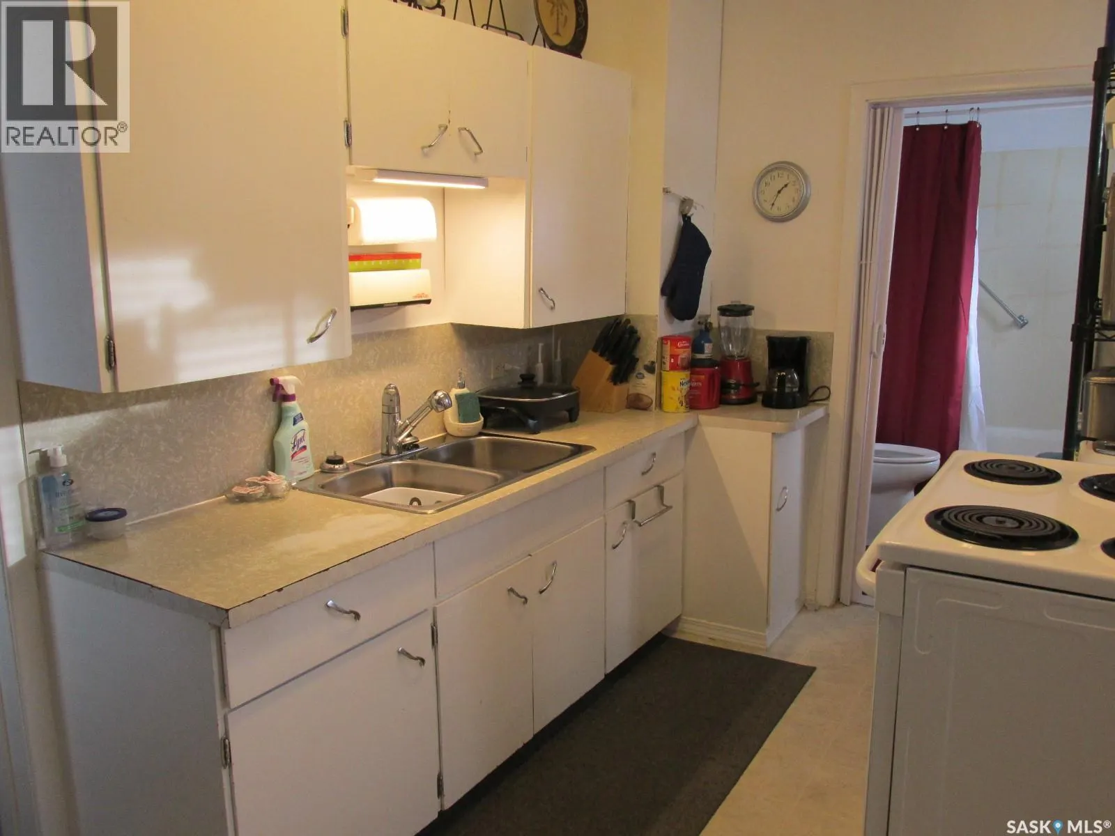 214 2nd STREET E