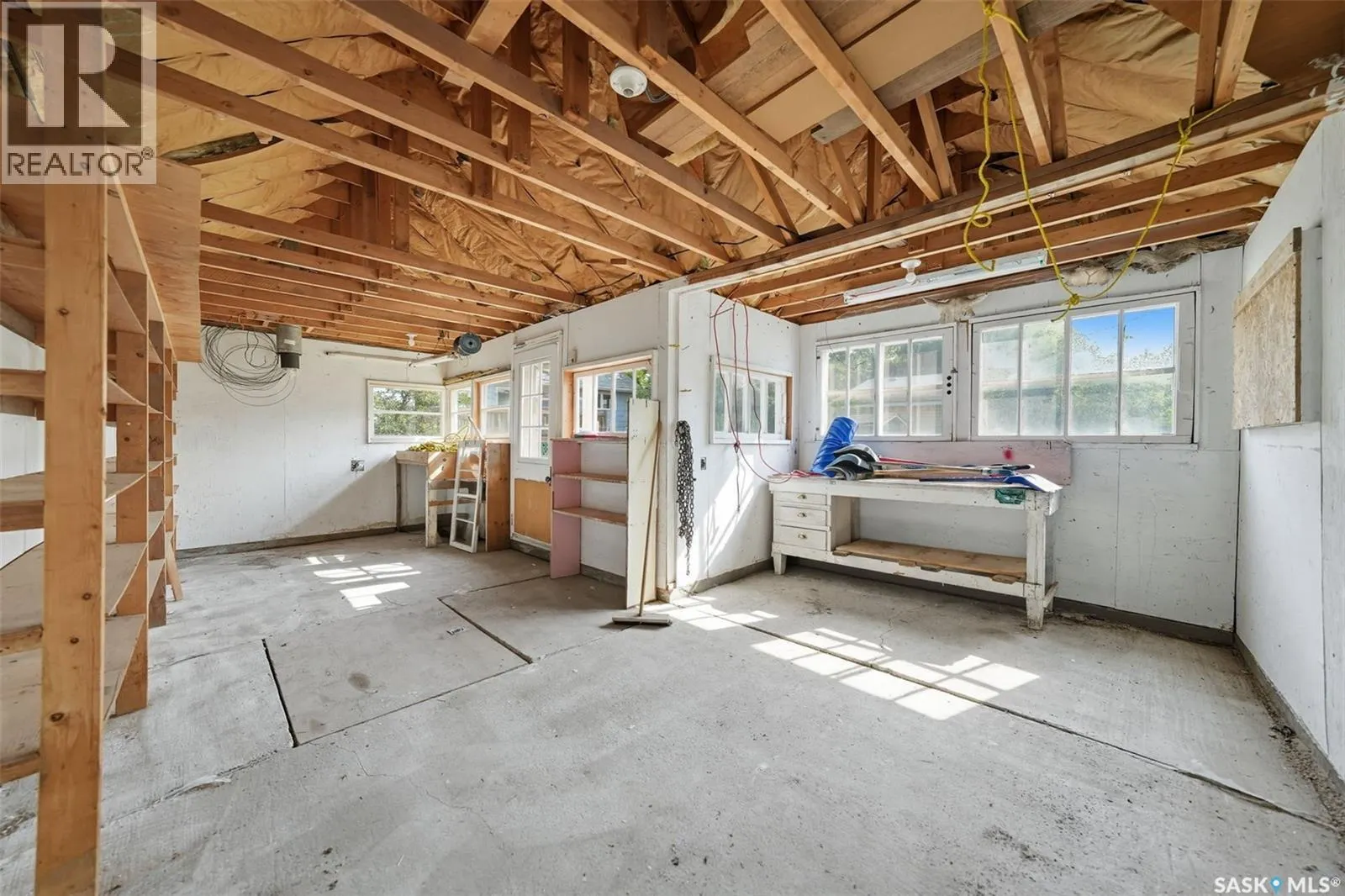 410 Leslie AVENUE