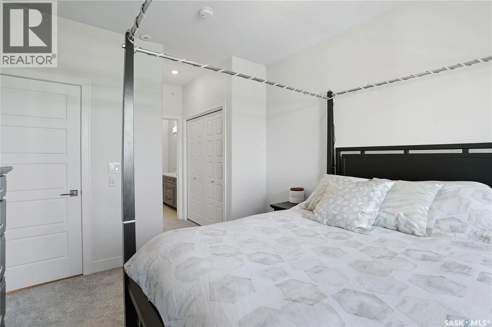 303 105 Willis CRESCENT