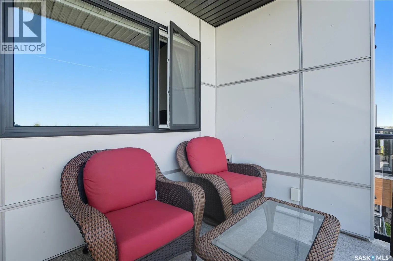 303 105 Willis CRESCENT