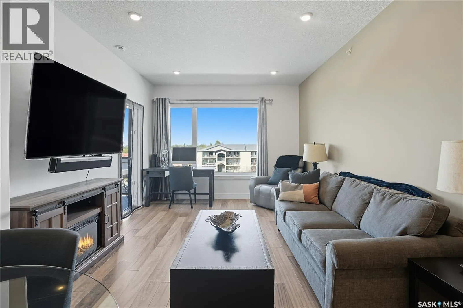 303 105 Willis CRESCENT